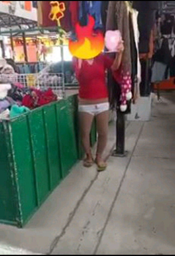  Tanpa  Malu Wanita Ini Mencoba Celana  Dalam  Di Pasar 