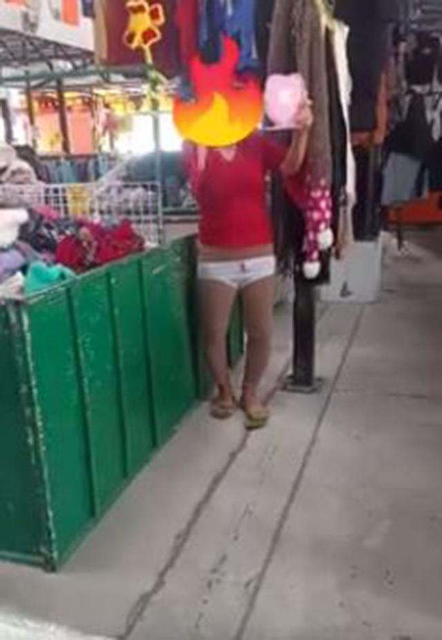 Tanpa Malu Wanita Ini Mencoba Celana Dalam Di Pasar, Bagaimana Reaksi Netizen Ya?