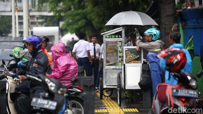 Ironi PKL yang Berjualan di Trotoar Kramat - Salemba
