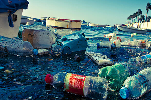 10 Bukti Kalau Manusia Udah Keterlaluan Memakai Plastik