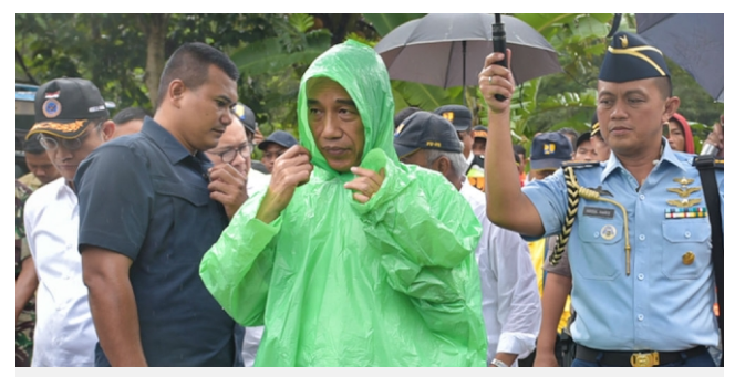 Kehujanan Pantau Longsor Bogor, Jokowi Pakai Jas Hujan Plastik Rp10.000
