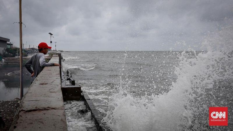 FOTO : Gelombang Tinggi Air Laut di Pesisir Jakarta