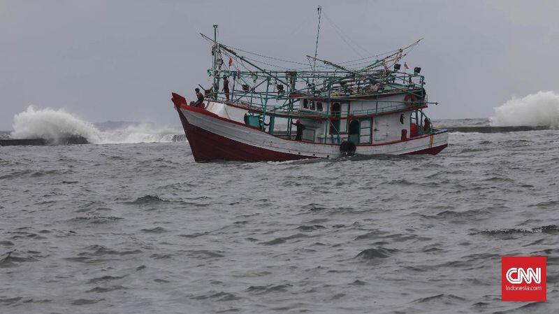 FOTO : Gelombang Tinggi Air Laut di Pesisir Jakarta