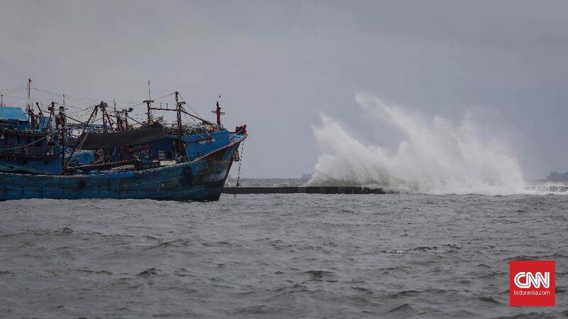 FOTO : Gelombang Tinggi Air Laut di Pesisir Jakarta