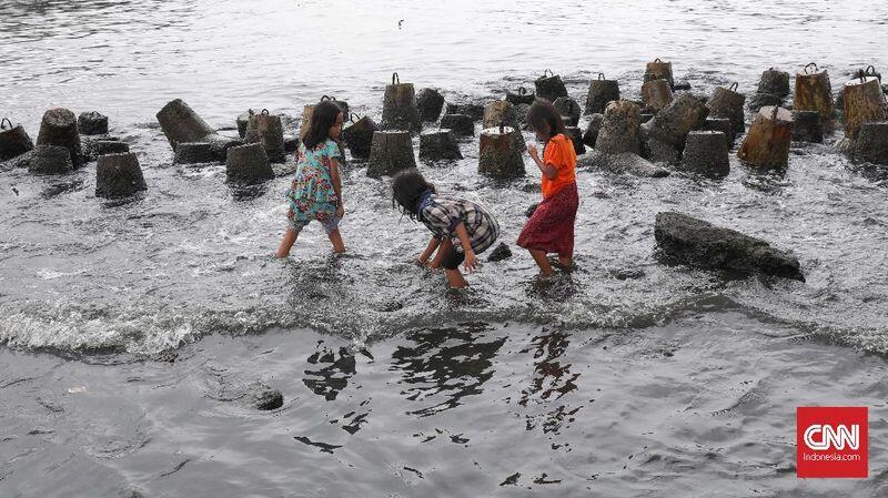 FOTO : Gelombang Tinggi Air Laut di Pesisir Jakarta