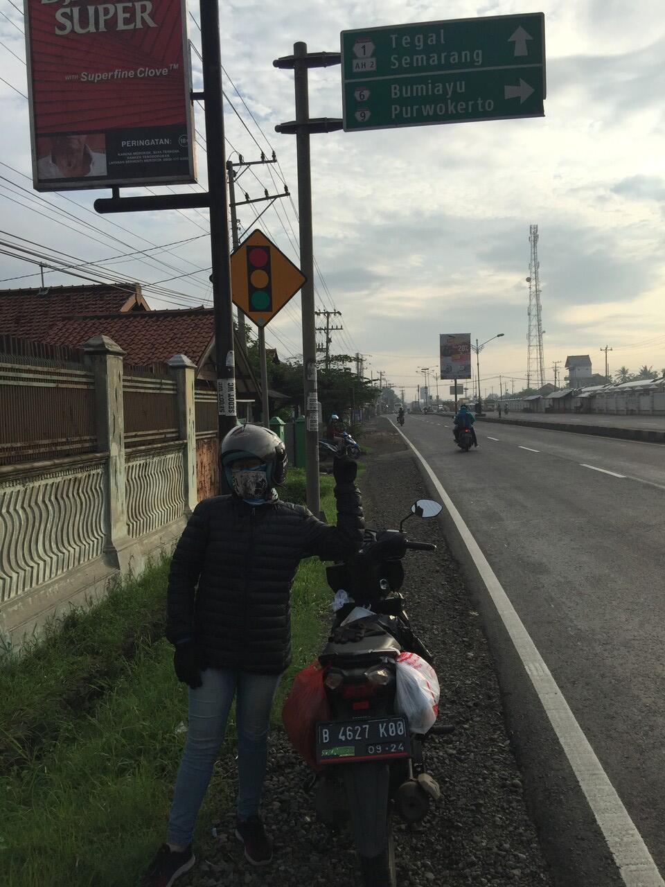 touring naik motor bareng istri