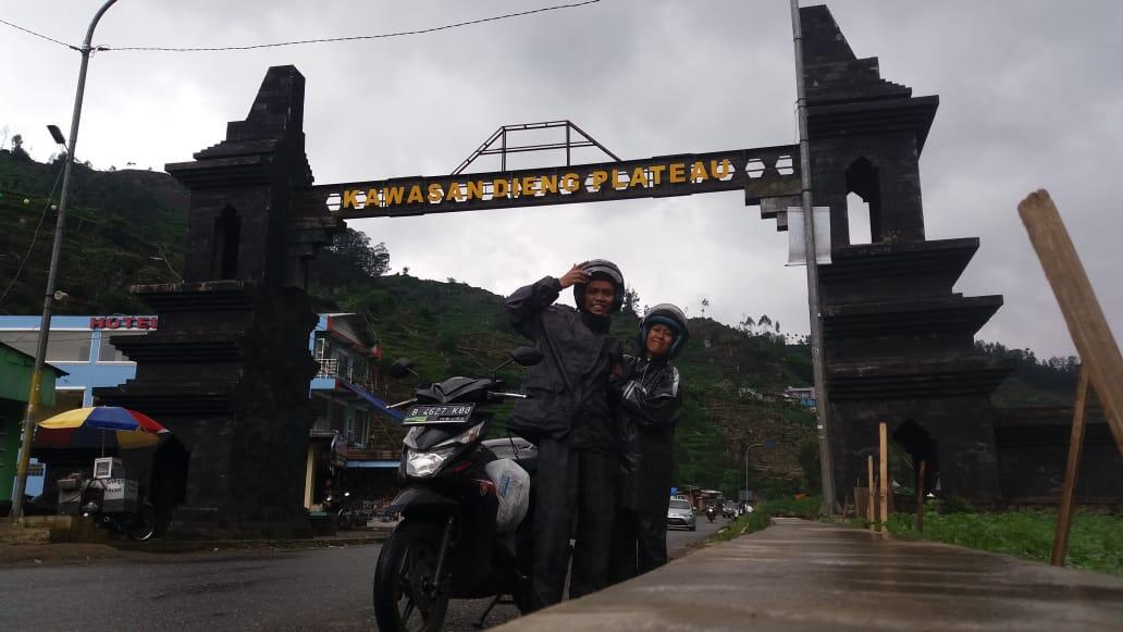 touring naik motor bareng istri