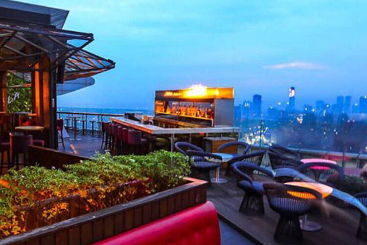 Menikmati Keindahan Malam Kota Jakarta di Cloud Lounge & Dining