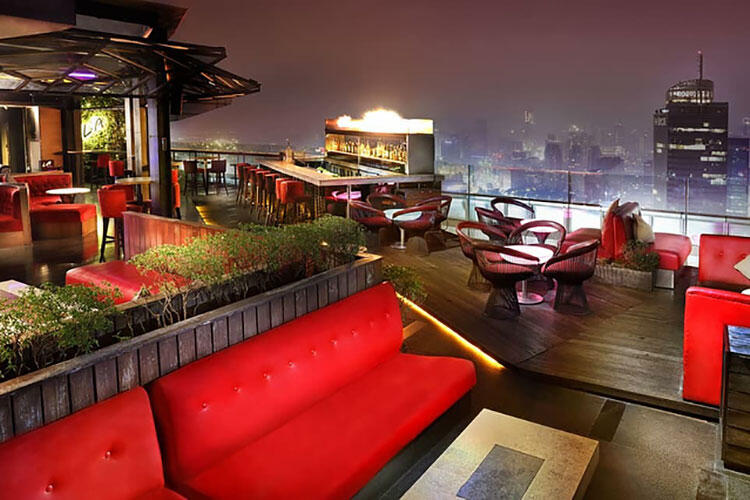Menikmati Keindahan Malam Kota Jakarta di Cloud Lounge & Dining