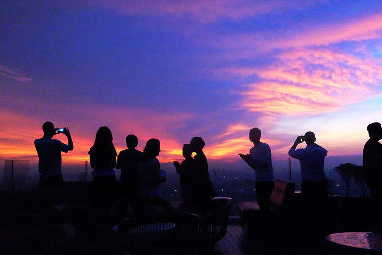 Menikmati Keindahan Malam Kota Jakarta di Cloud Lounge & Dining
