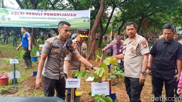 Antisipasi Banjir, Kapolda Metro Tanam Seribu Pohon di Jakut
