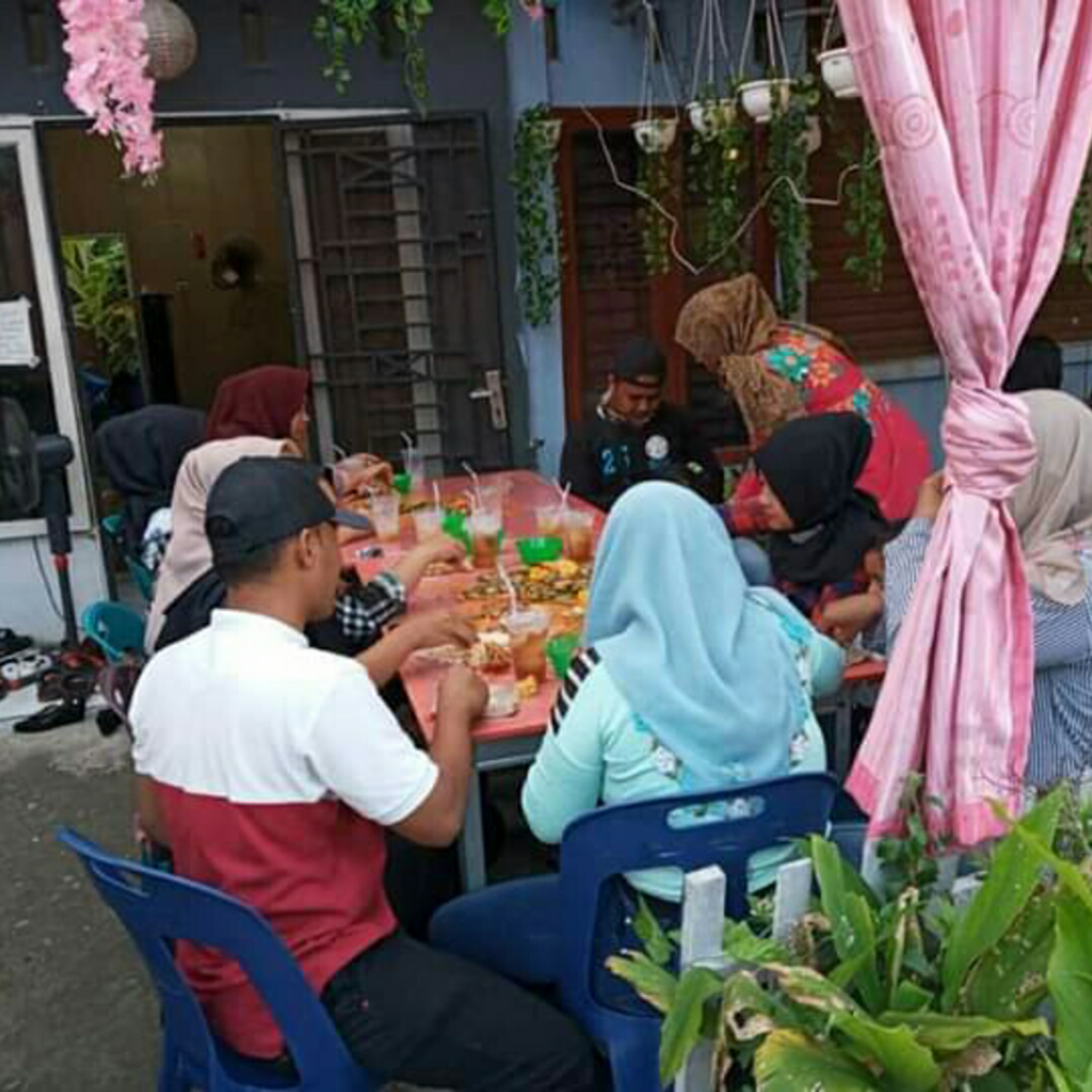 Uniknya Kuliner di Kota Medan, Ada Makan Berseraknya Lho, GanSis! 