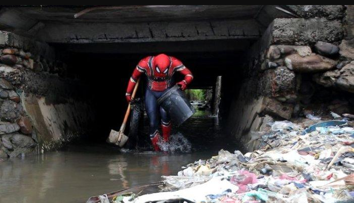 Spiderman Indonesia Memungut Sampah Demi Kenyamanan Lingkungan