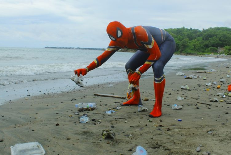Spiderman Indonesia Memungut Sampah Demi Kenyamanan Lingkungan