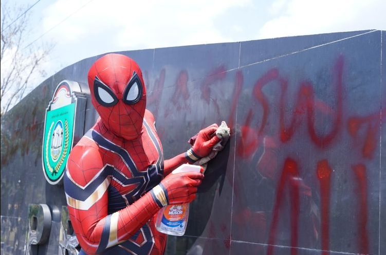 Spiderman Indonesia Memungut Sampah Demi Kenyamanan Lingkungan
