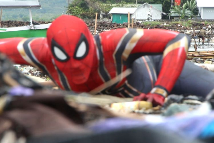 Spiderman Indonesia Memungut Sampah Demi Kenyamanan Lingkungan