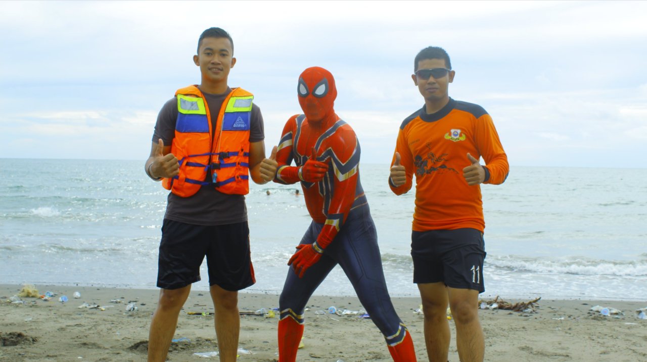 Spiderman Indonesia Memungut Sampah Demi Kenyamanan Lingkungan