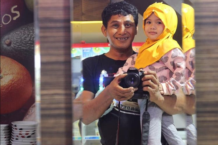 Spiderman Indonesia Memungut Sampah Demi Kenyamanan Lingkungan