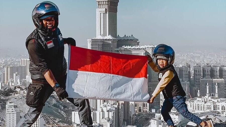 Petualangan Ayah dan Anak naik motor ke Mekkah selama 4 tahun