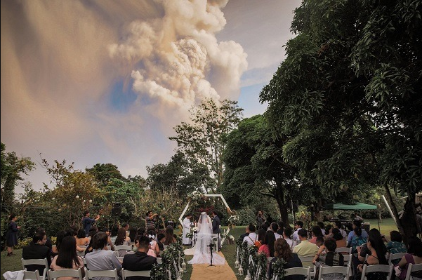 Pasangan Yang Tetap Menikah Walaupun Gunung Taal Di Filipina Meletus