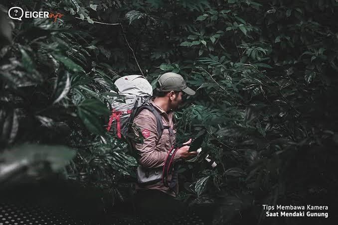 Ga Usah Takut Rusak! Berikut Tips Aman Membawa Kamera Saat Lo Sedang Mendaki Gunung!