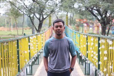 Jomlowati Merapat! Pemuda Ini Cari Jodoh dengan Cara Mengiklankan Diri di Spanduk