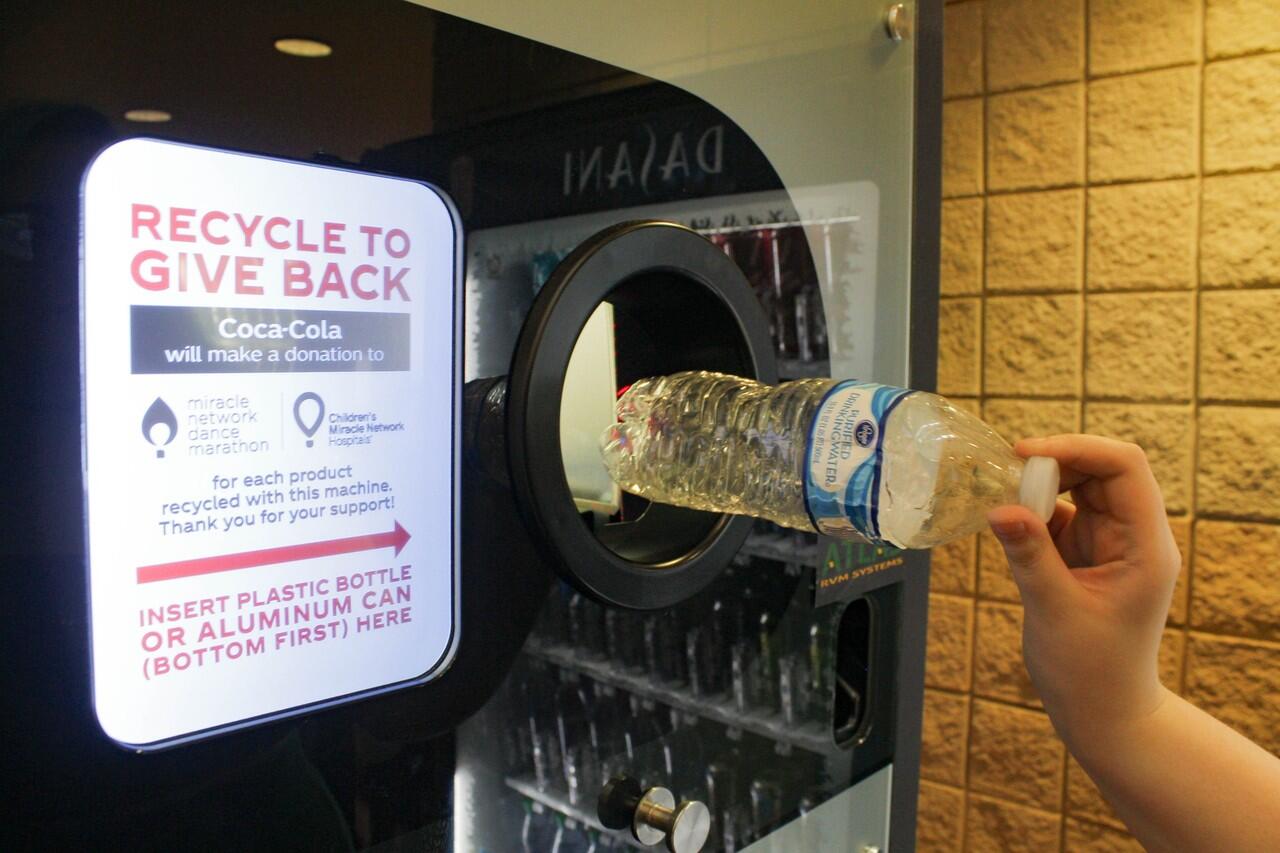 Manfaat Recycle Vending Machine yang Cegah Banjir Hingga Beri Makan Hewan
