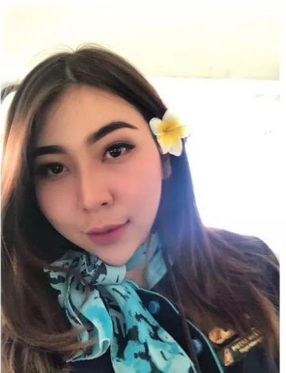 4 Potret Aduhai Pramugari Putri Melly yang Bikin Cowok Pengen Terbang Bareng!