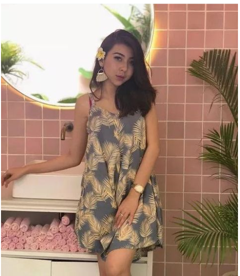 4 Potret Aduhai Pramugari Putri Melly yang Bikin Cowok Pengen Terbang Bareng!