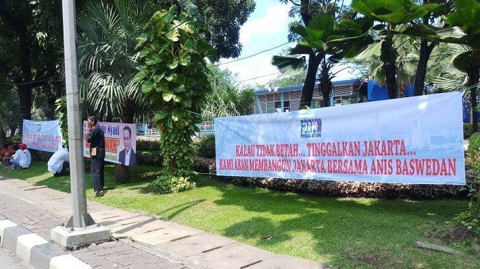 Jelang Demo Gugatan Anies, Ada Tulisan Spanduk Bikin Pengendara Motor Sampai Berhenti