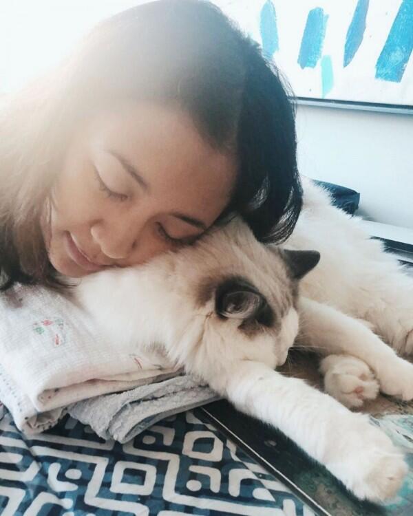 10 Potret Unyu Sherina Munaf Bersama Kucing-Kucingnya, Gemes!