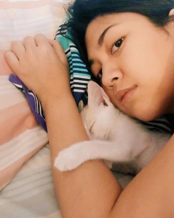 10 Potret Unyu Sherina Munaf Bersama Kucing-Kucingnya, Gemes!