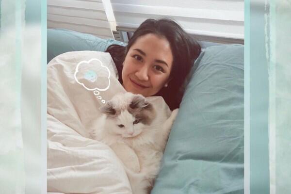 10 Potret Unyu Sherina Munaf Bersama Kucing-Kucingnya, Gemes!