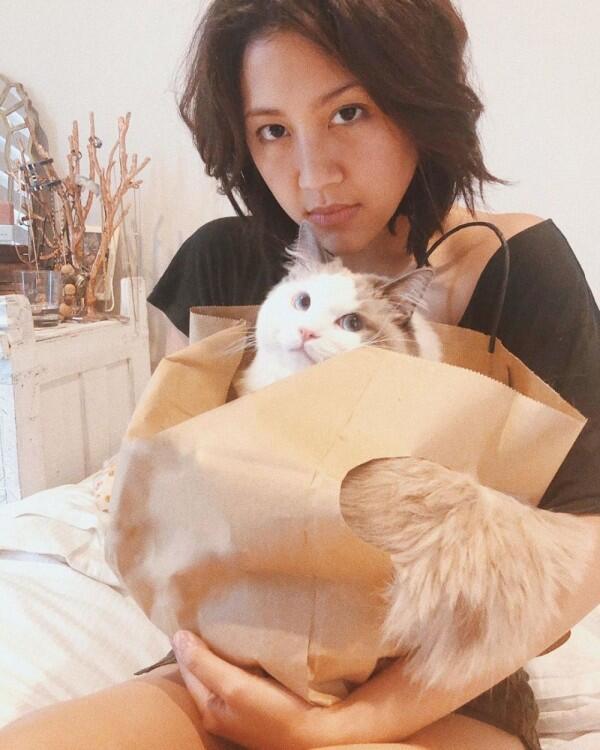10 Potret Unyu Sherina Munaf Bersama Kucing-Kucingnya, Gemes!