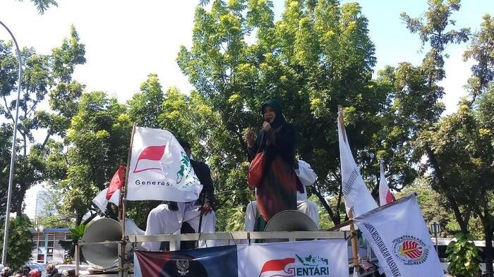Demo di Balai Kota Jakarta: Tarung Wacana, 'Kompak' Salah Eja Nama