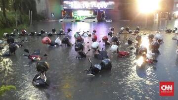 Surabaya Banjir, Kendaraan Mogok dan Terendam

