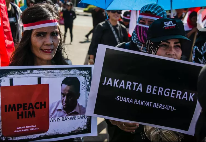 FOTO: Aksi Massa Pro dan Kontra Anies Baswedan di Depan Balai Kota