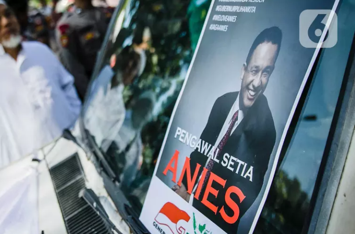 FOTO: Aksi Massa Pro dan Kontra Anies Baswedan di Depan Balai Kota