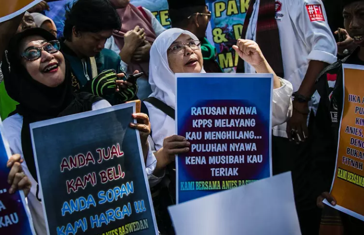 FOTO: Aksi Massa Pro dan Kontra Anies Baswedan di Depan Balai Kota