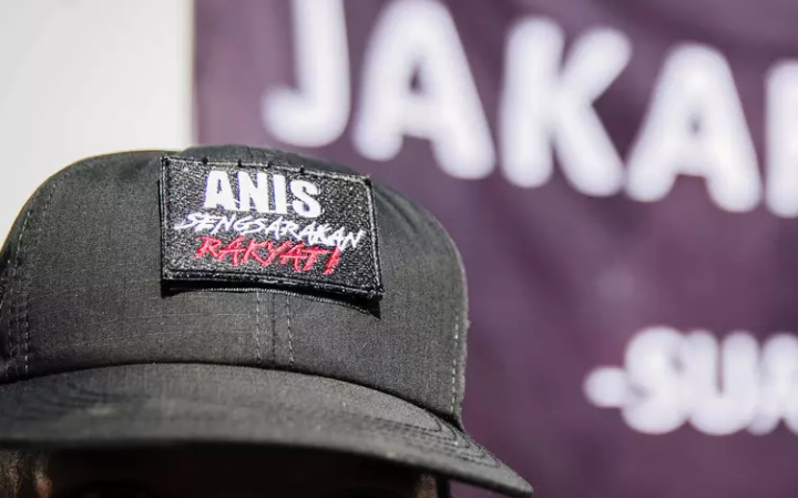 FOTO: Aksi Massa Pro dan Kontra Anies Baswedan di Depan Balai Kota