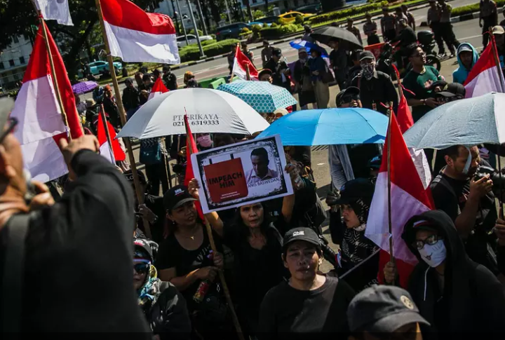 FOTO: Aksi Massa Pro dan Kontra Anies Baswedan di Depan Balai Kota