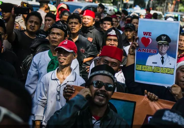 FOTO: Aksi Massa Pro dan Kontra Anies Baswedan di Depan Balai Kota