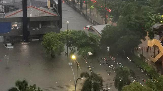 Surabaya Banjir, Duh Bu Risma Dan Bu Khofifah Bakal Di Demo Ga Ya? 