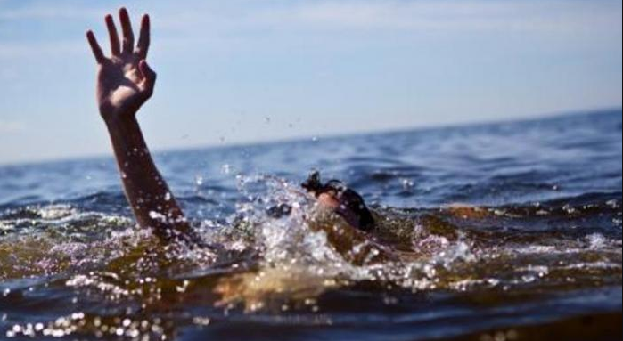Pria Yang Berenang Di Tengah Cuaca Buruk Karena Gak Ada Uang