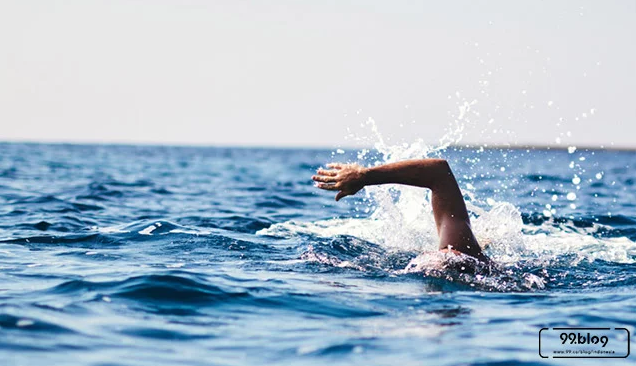 Pria Yang Berenang Di Tengah Cuaca Buruk Karena Gak Ada Uang