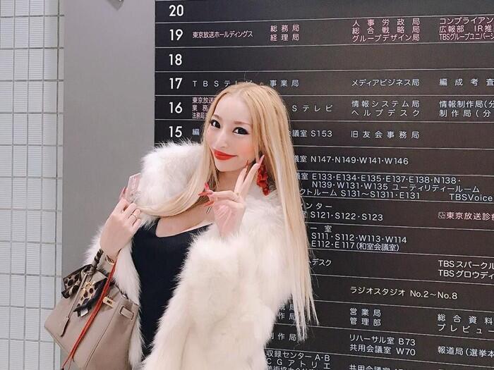 Seorang Model Cantik Asal jepang Ceraikan Sang Suami Karena Jatuh Miskin