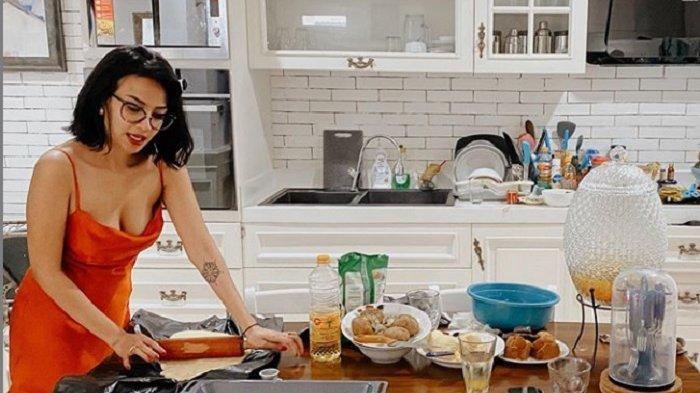 VANESSA Angel Ajak Suami Bikin Dosa di Dapur ,Pakaian&amp;Gayanya Bikin Salfok

