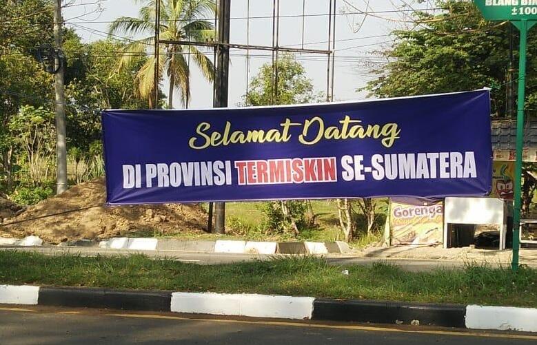 Spanduk ‘Selamat Datang di Provinsi Termiskin Se-Sumatera’ Bikin Heboh di Aceh