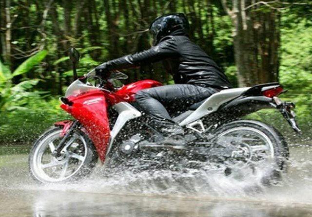Riding aman ketika musim hujan telah tiba, jangan lakukan hal ini ya gaez