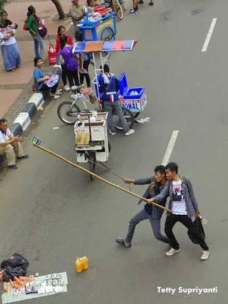 Tingkah Konyol Bocah Kecil Gunakan Kaki Kucing Untuk Tripod, Bikin Ngakak Netijen!